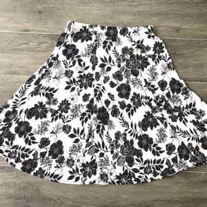 Susan Graver Women’s White and Black Floral Circle Skirt Size M